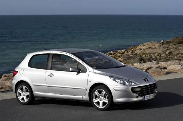 Peugeot 307 (2007-2008) - skrzynka bezpieczników i przekaźników