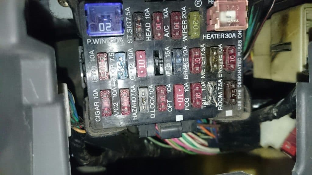 Mazda Titan (1989-2000) - skrzynka bezpieczników i przekaźników