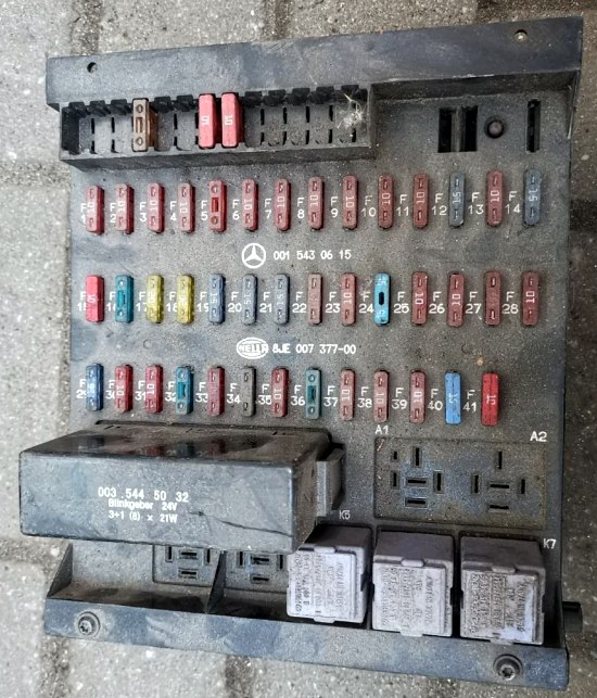 Mercedes-Benz Axor (2004-2014) - skrzynka bezpieczników i przekaźników