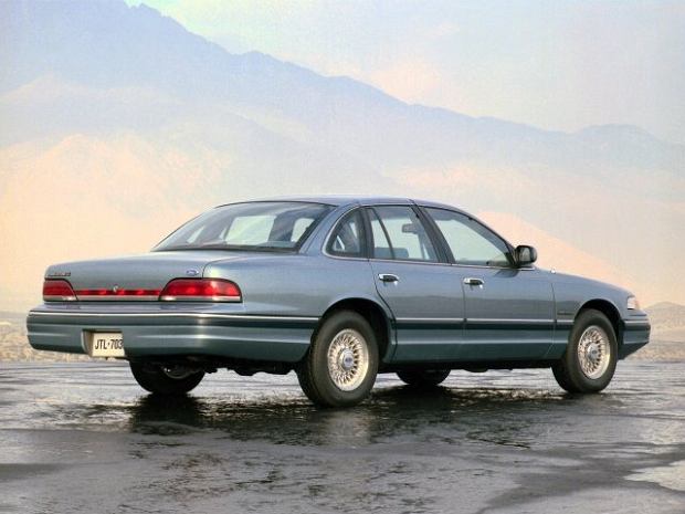 Ford Crown Victoria (1992-1997) - skrzynka bezpieczników i przekaźników