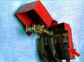 Mitsubishi Outlander Xl (2007-2012) - skrzynka bezpieczników i przekaźników