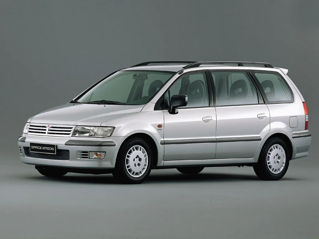 Mitsubishi Space Wagon (1997-2003) - skrzynka bezpieczników i przekaźników