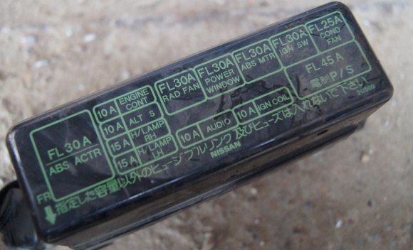 Nissan Cube AZ10 (1998-2003) - skrzynka bezpieczników i przekaźników