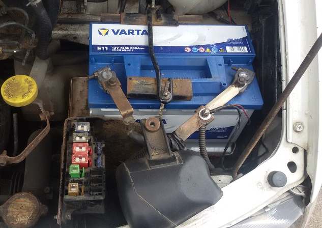 Nissan Serena C23 C24 C25 - skrzynka bezpieczników i przekaźników