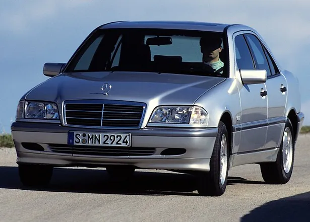 Mercedes-Benz Klasa C W202 (1993-2000) - skrzynka bezpieczników i przekaźników