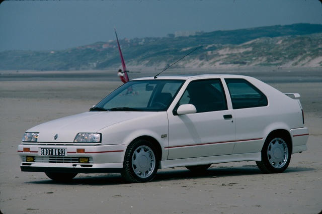 Renault 19 (1994-2000) - skrzynka bezpieczników i przekaźników