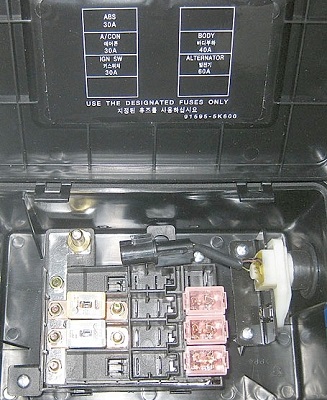 Hyundai HD 65 72 78 - skrzynka bezpieczników i przekaźników