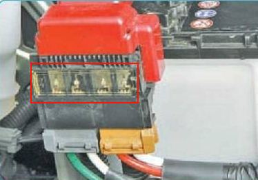 Nissan Juke F15 (2011-2017) - skrzynka bezpieczników i przekaźników