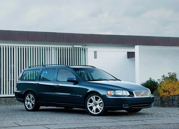 Volvo V70 i XC70 (2006) - skrzynka bezpieczników i przekaźników