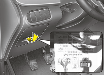 Kia Carens i Rondo UN (2014-2016) - skrzynka bezpieczników i przekaźników