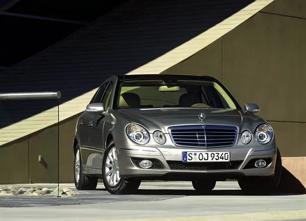 Mercedes-Benz Klasa E W211 (2003-2009) - skrzynka bezpieczników i przekaźników