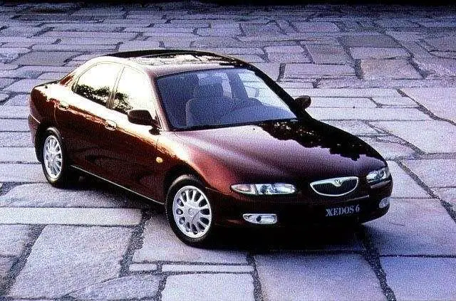 Mazda Xedos 6 (1991-1999) - skrzynka bezpieczników i przekaźników