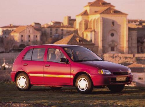 Toyota Starlet (1996-1999) - skrzynka bezpieczników i przekaźników